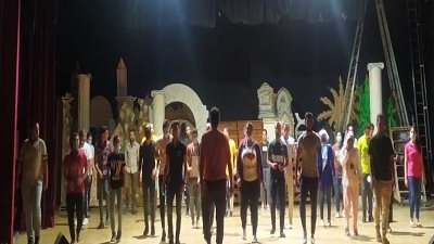 بدء التطبيق العملي لطلاب الورش المسرحية بمهرجان شباب الجنوب..صور