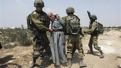 7 إسرائيليين يعتدون على مسن فلسطيني بمسجد في يافا