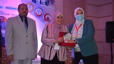 مؤتمر قسم الأمراض الباطنة بطب الأزهر بأسيوط يكريم قيادات الجامعة وأساتذة أمراض الباطنة