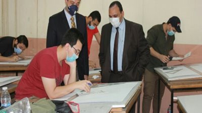 نائب رئيس جامعة بنها يؤكد انتظام سير الامتحانات وتطبيق الإجراءات الاحترازية داخل اللجان