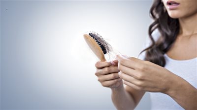 طبيبة امراض جلدية تكشف عن طرق علاج تساقط الشعر