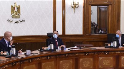 رئيس الوزراء يتابع مخططات تطوير الطرق والمحاور المرورية بالجيزة