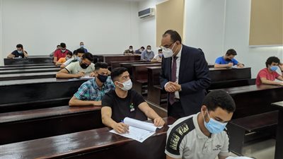 رئيس جامعة بني سويف التكنولوجية يتفقد امتحانات نهاية العام