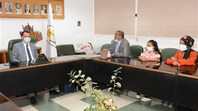 أطفال معهد جنوب مصر للأورام يكرمون نائب رئيس جامعة أسيوط