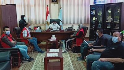 البدء فى اعطاء جرعة اللقاح ضد فيروس كورونا لموظفى الوحدة المحلية فى رأس غارب.. بالصور