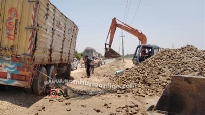 رفع آثار انقلاب سيارة نقل ثقيل محملة بالبنجر في الإسماعيلية ..صور