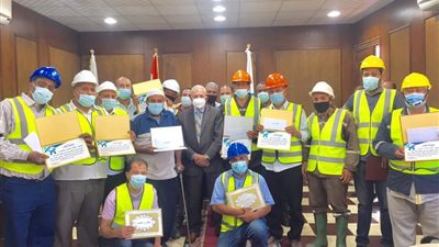رئيس مياه القليوبية يُكرم ١٢ عاملاً لتميزهم في العمل