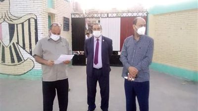 وكيل وزارة تعليم مطروح يتابع إجراءات تسفير صناديق أسئلة امتحانات اليوم الأول للدبلومات الفنية فجراً