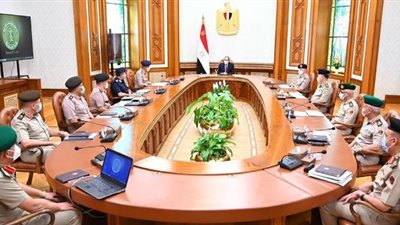 الرئيس السيسي يجتمع بوزير الدفاع ورئيس الأركان وقادة القوات المسلحة