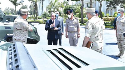السيسي بحث مع وزير الدفاع وكبار القادة تطوير أفرع القوات المسلحة