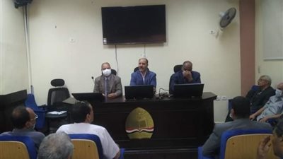 وكيل التعليم بسوهاج يتابع استعدادات الإدارات التعليمية للامتحان التجريبي الثالث للثانوية العامة