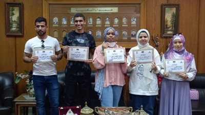 عميد ألسن عين شمس تكرم الطلاب المشاركين في الأنشطة الطلابية ..صور