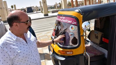 محافظ أسوان : إعداد قاعدة بيانات متكاملة وتيسيرات للترخيص وإحلال التوك توك بالمينى فان