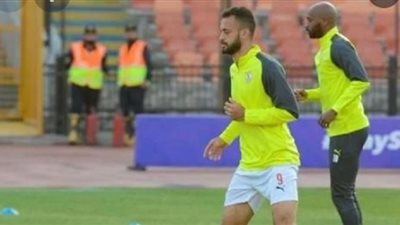 مهاجم الزمالك يصافح لاعبى المقاصة قبل انطلاق مواجهة الكأس