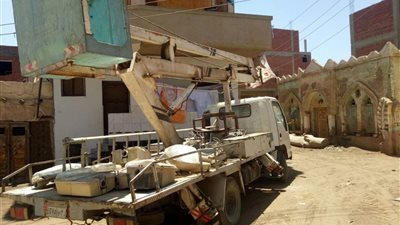 رئيس مدينة القنايات تقود حملة صيانة اعمدة وكشافات الإنارة بعزبة نجيدة
