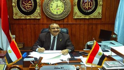 وكيل تعليم مطروح يزور طالبة عقب إجرائها عملية جراحية