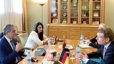 العناني يطلب من الحكومة الألمانية إعادة النظر في تحذيرات السفر إلي مصر