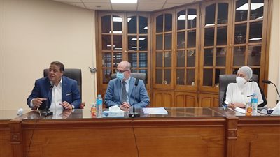 نائب رئيس جامعة عين شمس: دعم وتمويل المنح الخارجية للباحثين تشجيعاً لهم