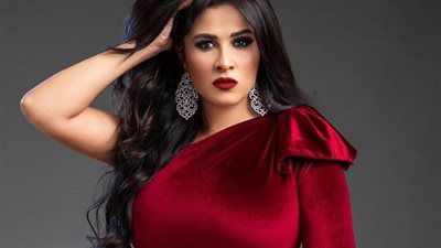 الجمهور يدافع عن ياسمين عبد العزيز بعد هجوم ابنة طليقها.. وشقيقها يرد :