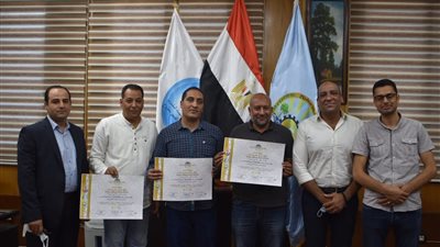 رئيس مجلس إدارة شركة مياة الشرب والصرف الصحى بمطروح يتسلم شهادة اعتماد سلامة ومأمونية المياة بمحطة الرميلة