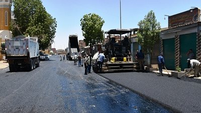 محافظ أسوان يتابع الأعمال الجارية لخطة رصف الطرق الداخلية بعد إنهاء مشروعات البنية التحتية