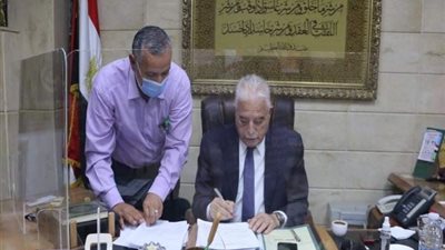 محافظ جنوب سيناء يصدق على 218 حالة تصالح على مخالفات البناء.. بالصور