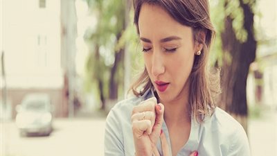بالفيديو.. استشاري يكشف أسباب الإصابة بأمراض حساسية الصدر