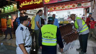 جهاز مدينة دمياط يشن حملة ليلية لإزالة الإشغالات والمخالفات.. صور