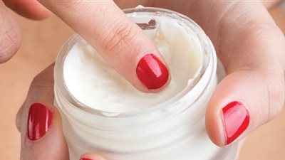 خبيرة تجميل: كريمات التفتيح تعالج الانتفاخات وتخفي حب الشباب