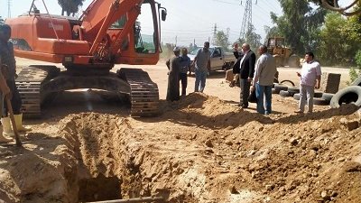 عبد الجابر يتابع أعمال الصرف الصحى بالطارف فى القرنة غرب الأقصر