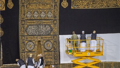 شاهد رفع الجزء السفلي من كسوة الكعبة استعدادا لموسم الحج