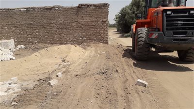 مطاردة المتعدين بالبناء على الأراضى الزراعية واملاك الدولة بأرمنت جنوب غرب الأقصر