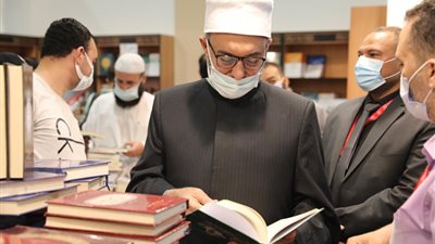 الأمين العام لمجمع البحوث الإسلامية يزور جناح الأزهر بمعرض الكتاب