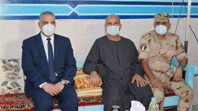 محافظ سوهاج يؤدي واجب العزاء لأسرة الشهيد 