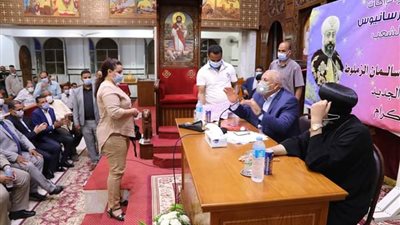 الزملوط يلتقي المواطنين بمطرانية الوادي الجديد والواحات.صور
