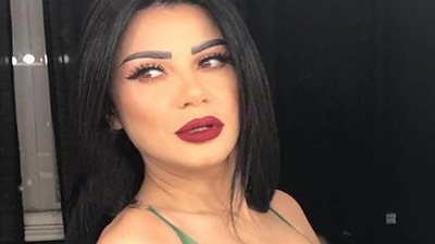 وسط الأشجار والزهور .. إطلالة مبهجة لـ 
