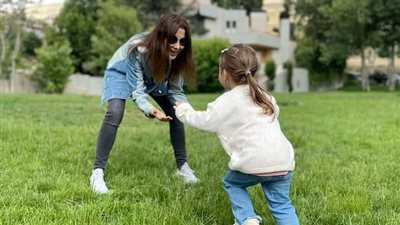 نانسي عجرم تخطف الانظار في أحدث إطلالة مع ابنتها 