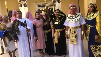 زفاف فرعوني لعروسين برازيليين في القرية الفرعونية.. صور