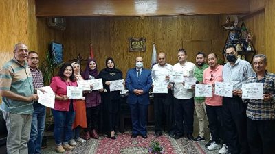 تكريم مدير العلاقات العامة وأعضاء فريق عمل أخبار تعليم قنا