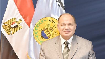 محافظ أسيوط يكرم المهندس نبيل الطيبي لترقيته سكرتير عام الدقهلية