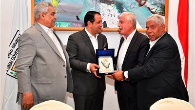بالصور اللواء خالد فودة يهدي 