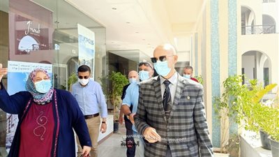 وكيل وزارة الصحة بالشرقية يتفقد دوار العاشر من رمضان لدراسة تخصيص مركز تلقي لقاح كورونا به