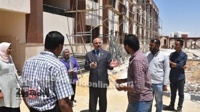 رئيس جامعة الأقصر يتابع سير أعمال التشطيبات النهائية بالكليات بمدينة طيبة