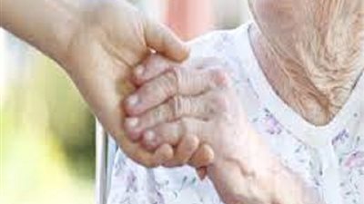 من احق بالرعاية امى ام زوجى واولادى ؟ .. دار الإفتاء تجيب
