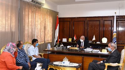محافظ قنا يأمر بنقل سيدة مشردة الى مصحة نفسية وتوفير مسكن وفرصة عمل لإبنها