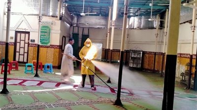حملات مستمرة لتعقيم وتطهير دور العبادة والمنشآت الخدمية بأسيوط.. بالصور