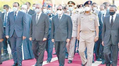 السيسي وقرينته يتقدمان الجنازة العسكرية لـ 