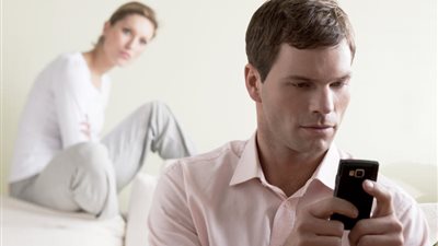 بالفيديو.. طبيب نفسي: المرأة قد تشك في الرجل بسبب ثقته الزائدة