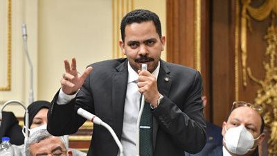 زعيم الأغلبية يقود المشاركة المجتمعية لتجهيز لجان مدرسة الأشراف الثانوية - صور