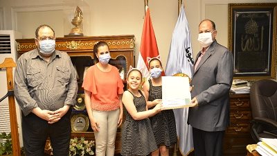 محافظ أسيوط يكرم الطفلة 